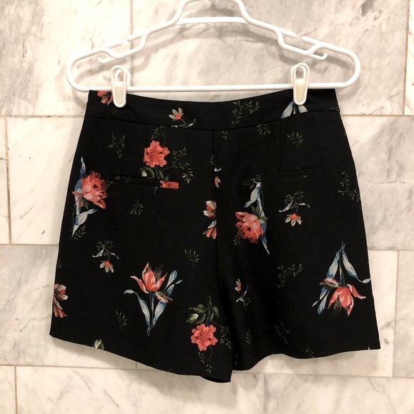 Loft floral black red short pockets size 4 - Picture 3 of 5